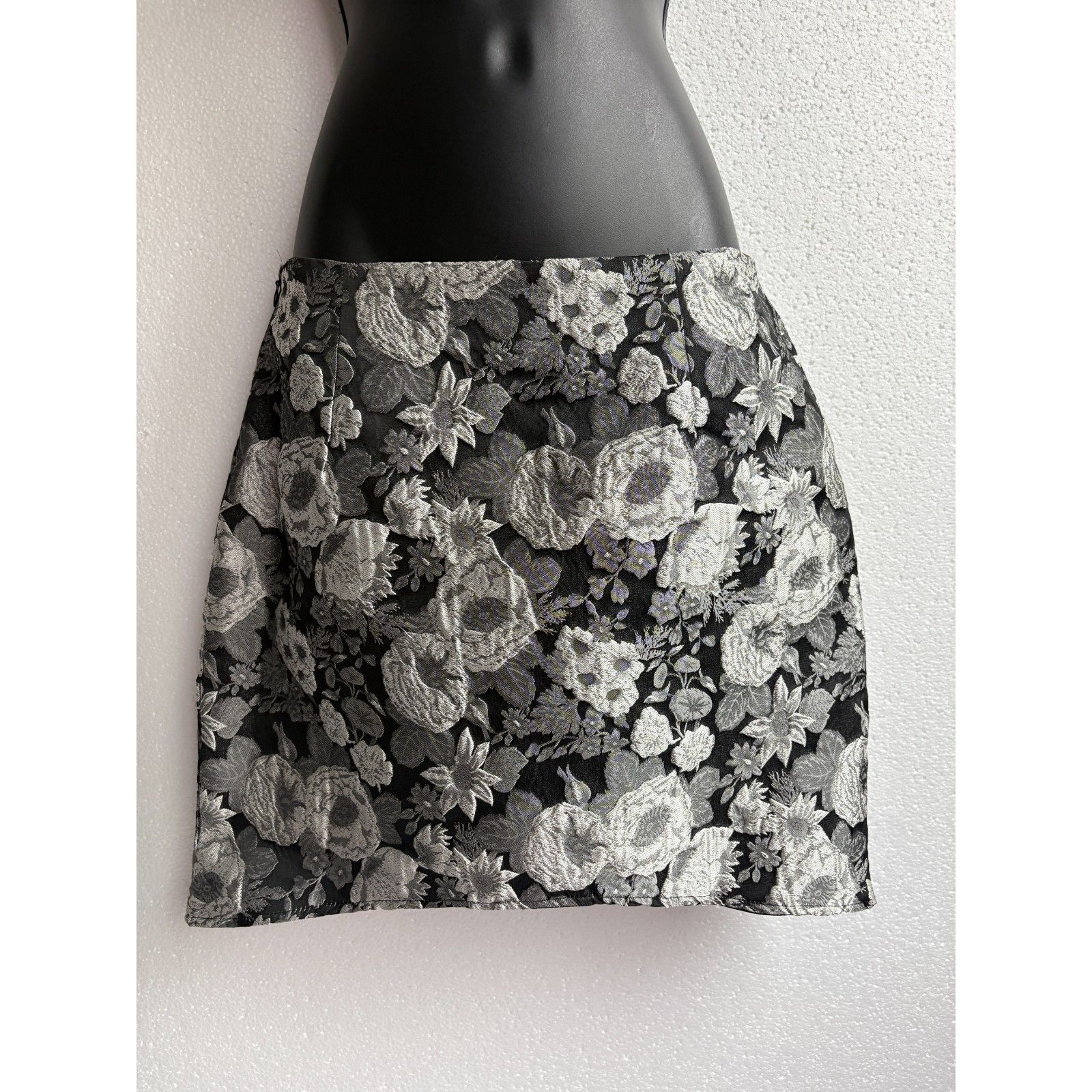 Kourt Nwt Floral Structured Mini Skirt Black Grey Size S Jacquard Feminine Date